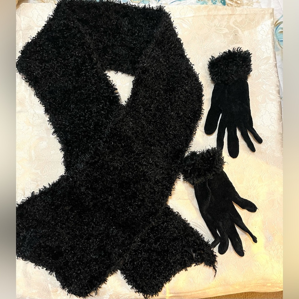 Cejon Black Winter Scarf and Gloves Set